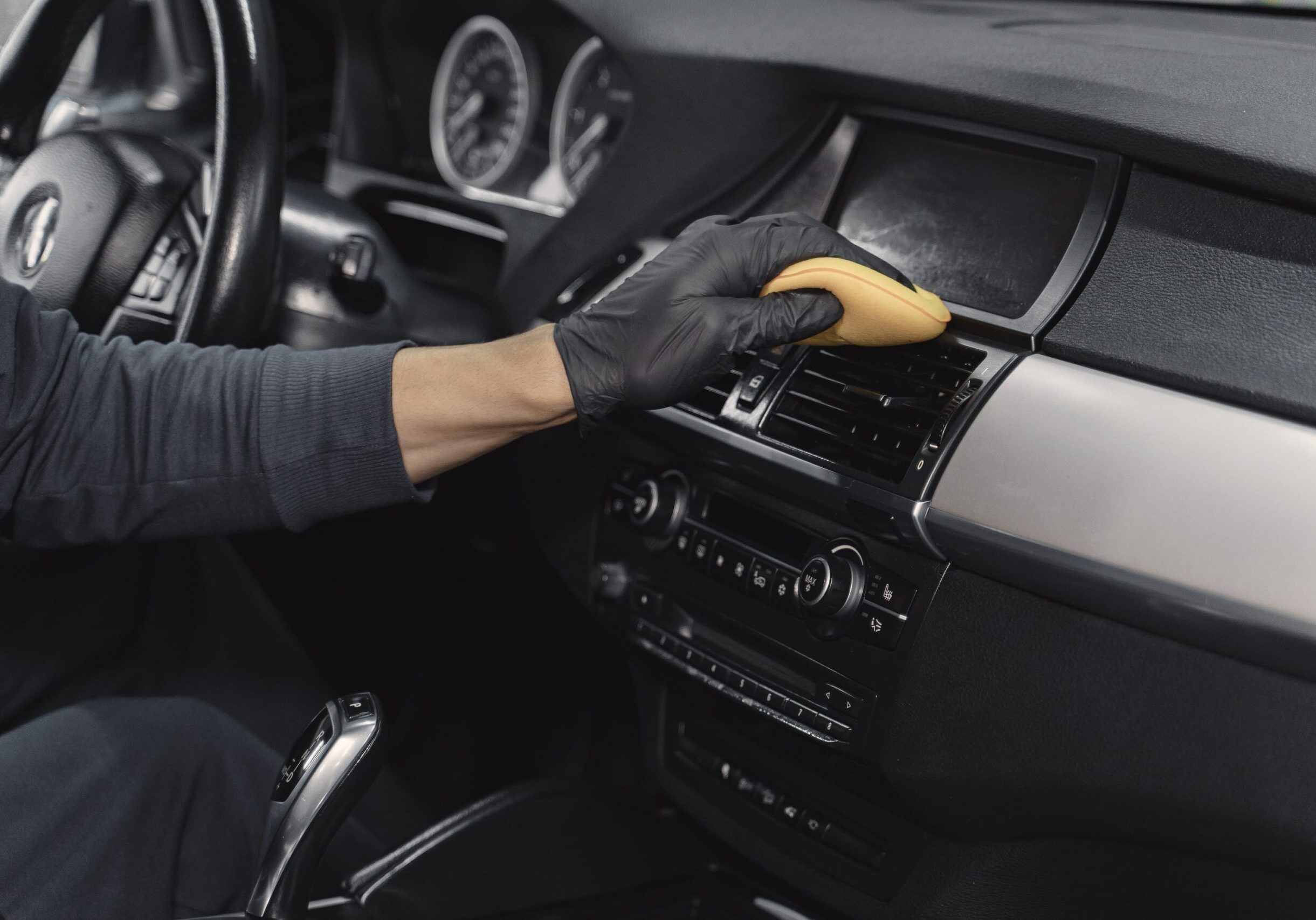 man-polish-salon-car-garage (1)-min